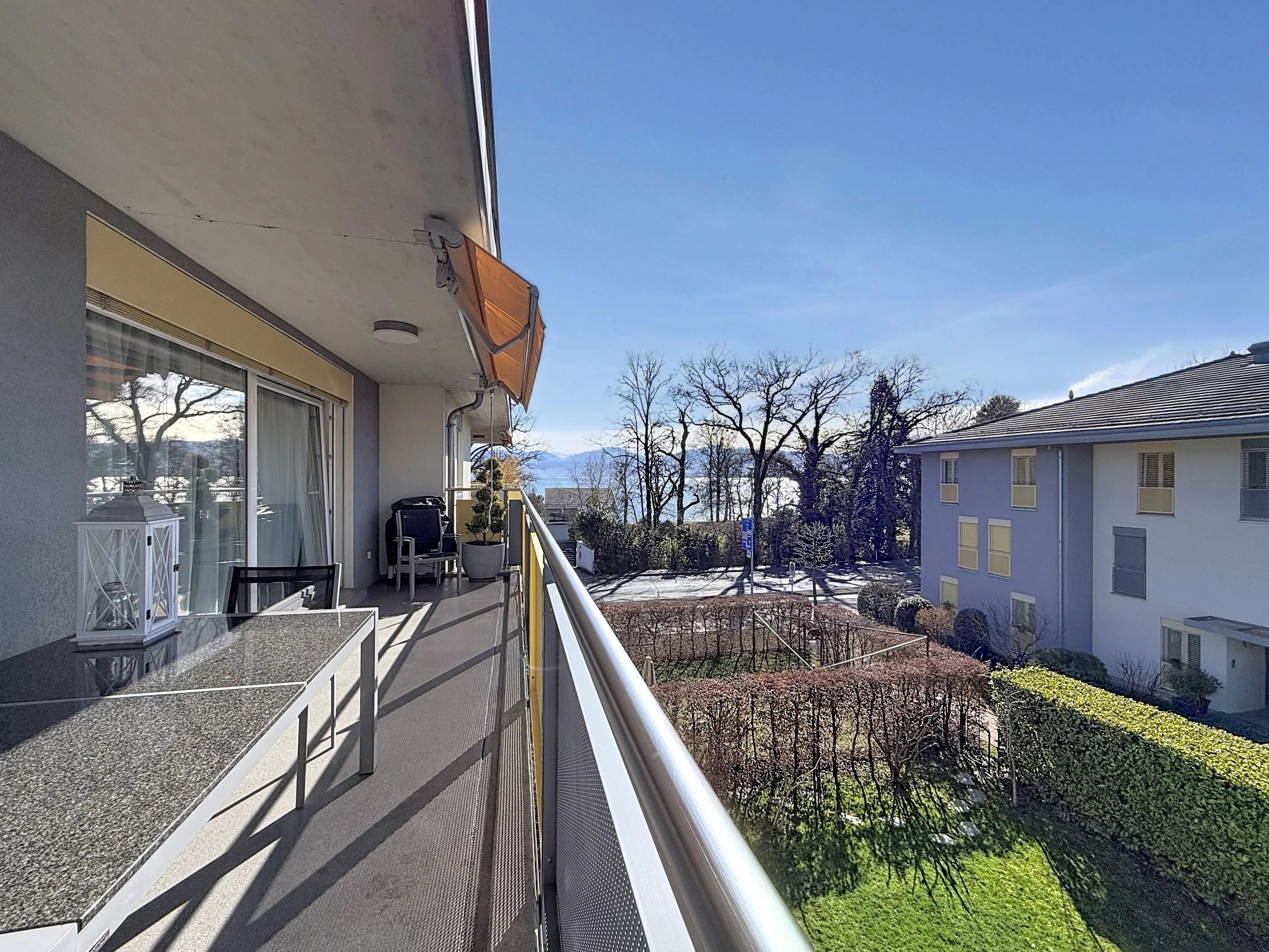 Attique lumineux avec vue sur le lac à Saint-Prex, à deux pas du lac et de la gare